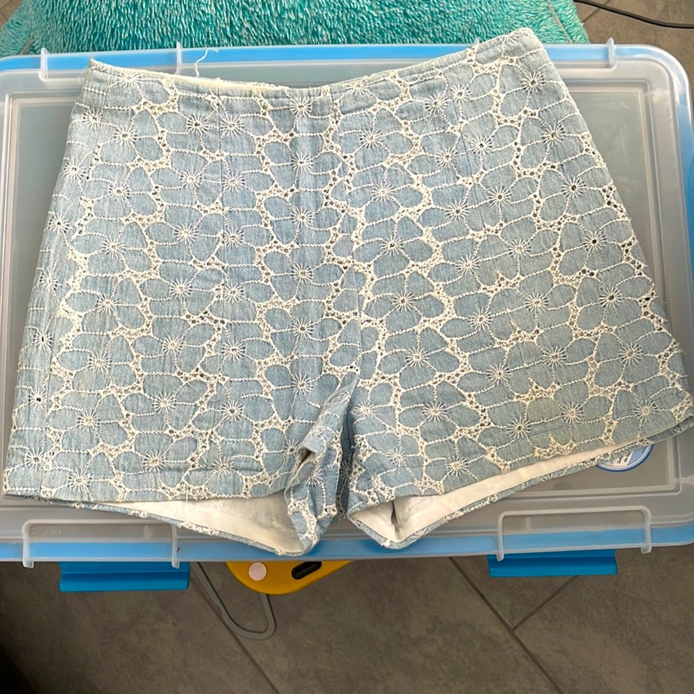 Flower stitched shorts